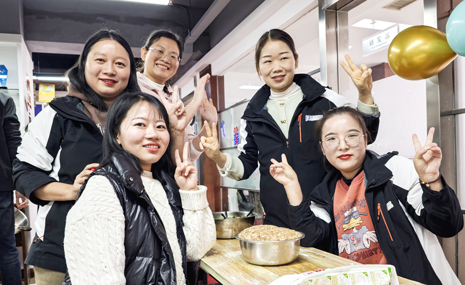 美女团队，上得厅堂下得厨房