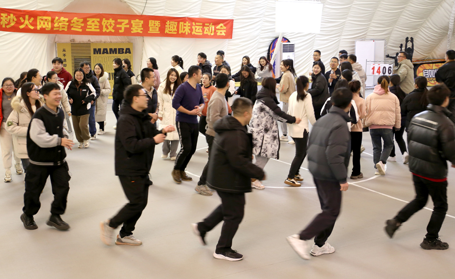 热身运动开始，精彩的角逐即将拉开序幕