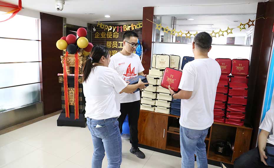公司领导为员工发放十一周年庆纪念品
